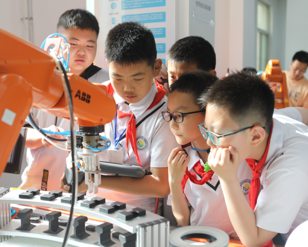 向技能转型正式开端试点层次教育为打破职校学生的天花板 向技能转型正式开端试点层次教育为打破职校学生的天花板