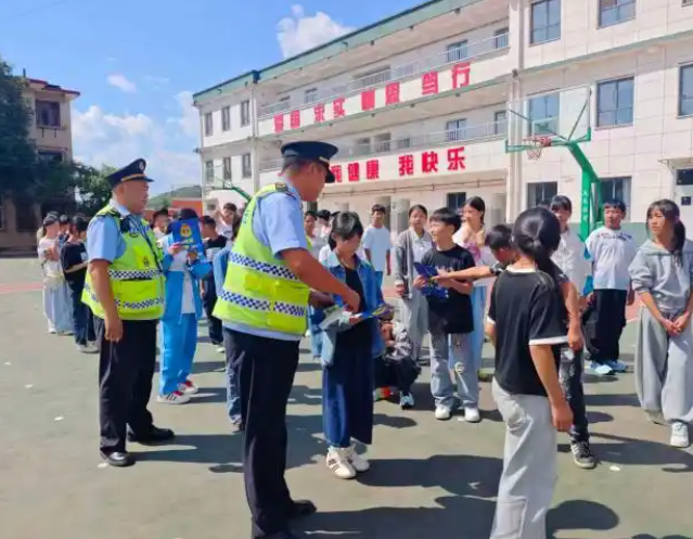 网约车无证运营等违法违规行为坚决铲除学生出行期间的安全危险
